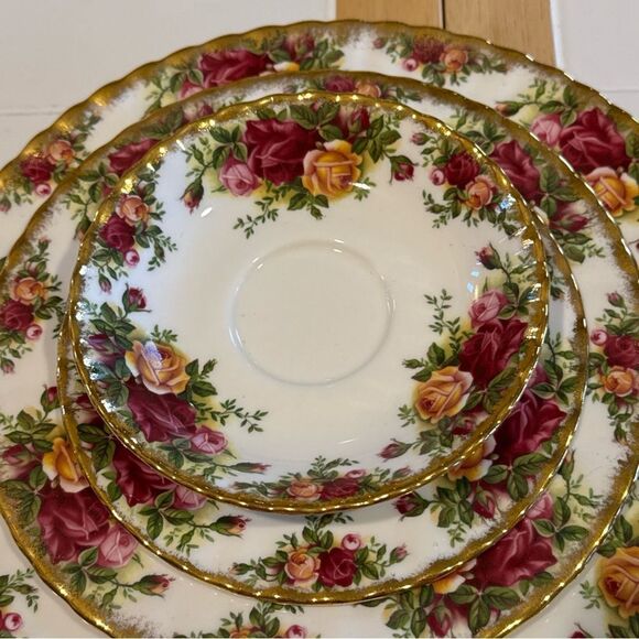 Royal Albert 1962 Country Roses 5 Piece Set Bone China Dinnerware Set - Picture 3 of 7